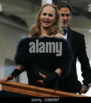 Ursula Andress est aidé de voiture de fils Dimitri Hamlin après son arrivée dans le premier James Bond Aston Martin DB5 de 'Goldfinger' au Royal Yacht Britannia à Édimbourg pour célébrer son anniversaire. L'occasion marque aussi la opneing du consulat général de Suisse à Edimbourg. Le jeudi 18 mai 2006. PA Andrew Milligan Banque D'Images