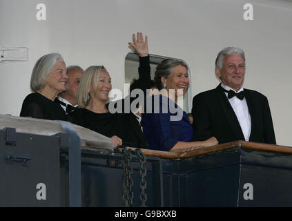 La famille d'Ursula Andress Regardez comme elle arrive dans le premier James Bond Aston Martin DB5 de 'Goldfinger'(équipé de la légendaire 007 extras tels que les mitrailleuses, canon à eau,siège éjectable à l'épreuve des balles,maisons,etc) au Royal Yacht Britannia à Édimbourg pour célébrer son anniversaire. L'occasion marque aussi la opneing du consulat général de Suisse à Edimbourg. Le jeudi 18 mai 2006. PA Andrew Milligan Banque D'Images