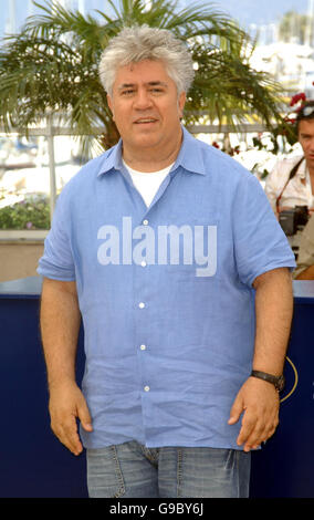 Le Directeur Pedro Almodovar pose pour les photographes pendant le photocall pour 'Volver' au Palais du Festival, Cannes, France. Banque D'Images