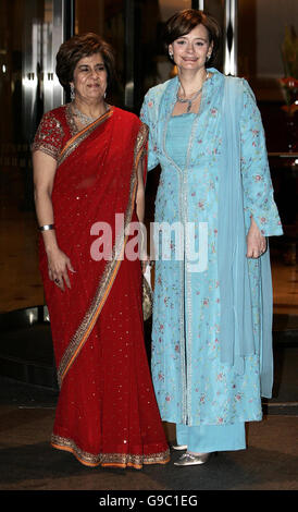 Cherie Booth QC arrive à l'hôtel Hilton avec Pinky Lilani (fondateur des prix), Londres, pour les Asian Women of Achievement Awards. Banque D'Images