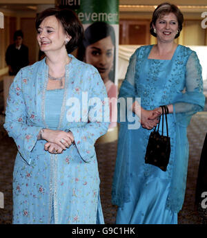 Cherie Booth QC (à gauche) arrive à l'hôtel Hilton de Londres pour les Asian Women of Achievement Awards, avec Shadow leader de la Maison Theresa May. Banque D'Images