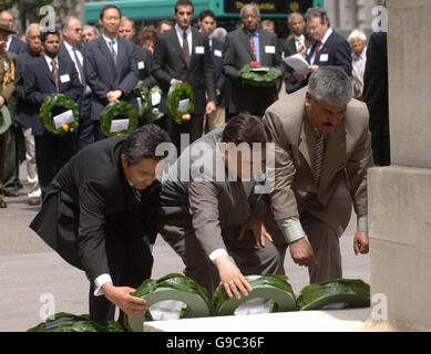 Des diplomates du monde entier latent des couronnes au Cenotaph de Londres pour marquer la Journée internationale annuelle des casques bleus de l'ONU. Banque D'Images