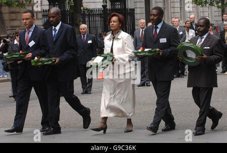 Des diplomates du monde entier latent des couronnes au Cenotaph de Londres pour marquer la Journée internationale annuelle des casques bleus de l'ONU. Banque D'Images