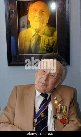 La plus ancienne de la Grande-Bretagne, l'homme et le dernier survivant connu de la bataille du Jutland Henry Allingham, 109 ans avec un hologramme de lui-même pendant le lancement de les fantômes du Jutland, exposition à bord du HMS Belfast, au centre de Londres. Banque D'Images