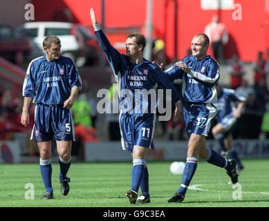 Jim Magilton (c) d'Ipswich Town célèbre avec Tony Mowbray (l) Et Wayne Brown (r) après avoir obtenu l'objectif d'ouverture Banque D'Images