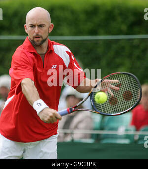 Jamie Delgado en Grande-Bretagne en action contre Wayne Arthurs en Australie Banque D'Images