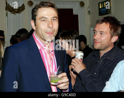 David Walliams (à gauche) et Damon Albarn pendant le Grand Classics Rocks London, accueilli par le célèbre bassiste Paul Simonon du Clash, au Electric Cinema, Portobello Road, Londres. APPUYEZ SUR ASSOCIATION photo. Photo Date: Lundi 5 juin 2006. Le film que Paul a choisi pour l'événement était le chef-d'œuvre de Graham Greene, Brighton Rock. APPUYEZ SUR ASSOCIATION photo. Le crédit d'image devrait se lire: Matt Writtle/PA Banque D'Images