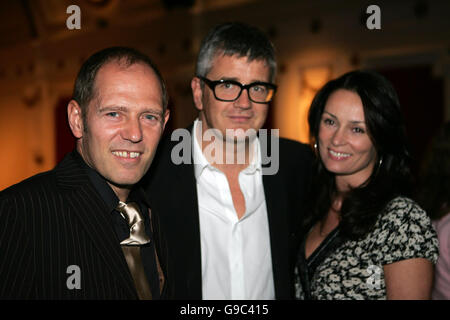 (G-D) Paul Simonon, Sam Taylor-Wood et Trisha Simonon pendant le Grand Classics Rocks Londres, organisé par le légendaire bassiste Paul Simonon du Clash, au Electric Cinema, Portobello Road, Londres.APPUYEZ SUR ASSOCIATION photo.Photo Date: Lundi 5 juin 2006.Le film que Paul a choisi pour l'événement était le chef-d'œuvre de Graham Greene 'Brighton Rock'.PRESS ASSOCIATION photo.Le crédit d'image devrait se lire: Matt Writtle/PA Banque D'Images