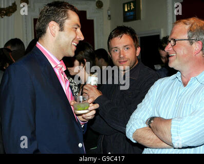 David Walliams (à gauche), Damon Albarn et Harry Enfield (à droite) pendant le Grand Classics Rocks Londres, organisé par le légendaire bassiste Paul Simonon du Clash, au Electric Cinema, Portobello Road, Londres. APPUYEZ SUR ASSOCIATION photo. Photo Date: Lundi 5 juin 2006. Le film que Paul a choisi pour l'événement était le chef-d'œuvre de Graham Greene 'Brighton Rock'.PRESS ASSOCIATION photo. Le crédit d'image devrait se lire: Matt Writtle/PA Banque D'Images