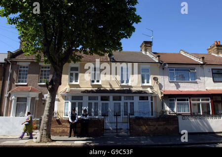 La scène de Lansdown Road in Forest Gate, East London, après que la police a rouvert la chambre qui a fait l'objet d'un raid anti-terroriste controversée il y a 8 jours. Banque D'Images