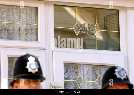 La scène de Lansdown Road in Forest Gate, East London, après que la police a rouvert la chambre qui a fait l'objet d'un raid anti-terroriste controversée il y a 8 jours. Banque D'Images