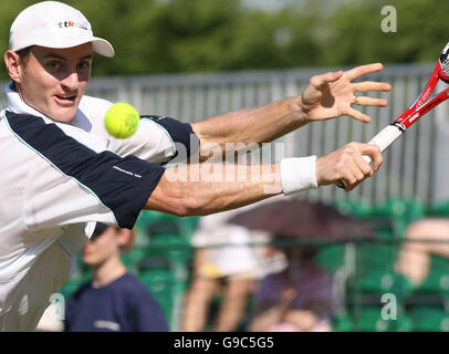 Wesley Moody en action contre Wayne Arthurs en Australie pendant le Trophée de Surbiton la demi-finale masculine au Club de racket et de fitness de Surbiton, Londres. Banque D'Images