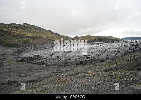 Les touristes à pied sur la fin d'un glacier à Eyjafiallajokull en Islande. Banque D'Images