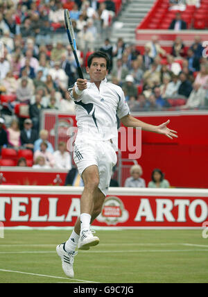 Tim Henman, en Grande-Bretagne, joue un grand volley à l' Net pendant sa victoire sur Ramon Delgado du Paraguay Banque D'Images