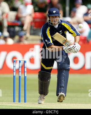 Michael Vaughan du Yorkshire en action lors de ses gains de 36 dans le match C&G Trophy contre Leicestershire au County Ground, Grace Road, Leicester. Banque D'Images