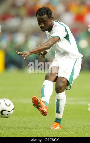 Football - coupe du monde de la FIFA 2006 Allemagne - Groupe C - Hollande / Côte d'Ivoire - Gottlieb-Daimler-Stadion. Didier Zokora, Côte d'Ivoire Banque D'Images