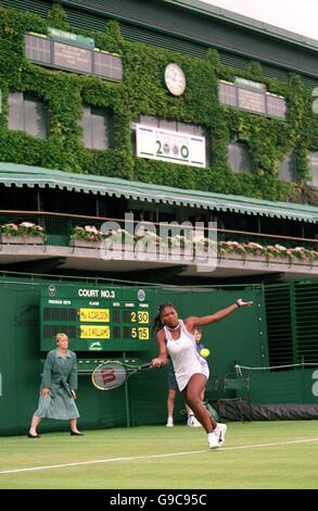 American Serena Williams s'étire pour un avant-main pendant sa première Match rond contre Asa Carlsson dans l'ombre du Centre Cour Banque D'Images