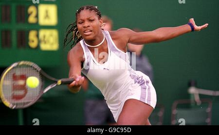 Tennis - Championnat de Wimbledon - première partie.American Serena Williams s'étire pour une main lors de son premier match contre Asa Carlsson Banque D'Images