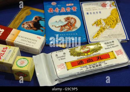Une gamme de médicaments chinois qui peut contenir des poisons et des parties d'espèces à la Trading Standards Institute à Londres . Banque D'Images