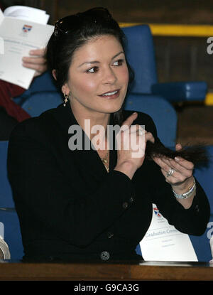 Hollywood star Catherine Zeta Jones observe une cérémonie à l'hôtel de jeunes à St Andrews, en Écosse, le mari Michael Douglas a perçu un diplôme honorifique. Banque D'Images