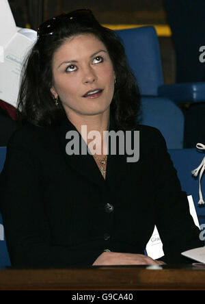 Hollywood star Catherine Zeta Jones observe une cérémonie à l'hôtel de jeunes à St Andrews, en Écosse, le mari Michael Douglas a perçu un diplôme honorifique. Banque D'Images