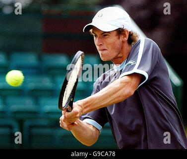 Andy Murray, de la Grande-Bretagne, en action contre Max Mirnyi du Bélarus lors des journées portes ouvertes en rouge au centre de tennis de la ville de Nottingham, à Nottingham. Banque D'Images