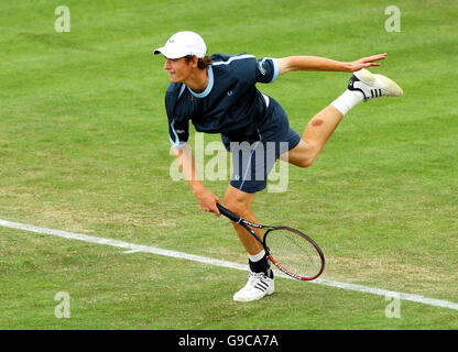 Andy Murray, de la Grande-Bretagne, en action contre Max Mirnyi du Bélarus lors des journées portes ouvertes en rouge au centre de tennis de la ville de Nottingham, à Nottingham. Banque D'Images