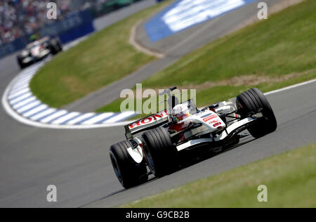 Jenson Button, de Great Britian, dans sa Honda, traverse la vallée lors d'une séance d'entraînement à Silverstone, devant le Grand Prix britannique qui aura lieu dimanche. Banque D'Images