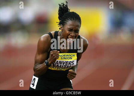 Gateshead D'ATHLÉTISME.Tasha Danvers-Smith, en Grande-Bretagne, célèbre la victoire des 400 m haies féminines lors du Grand Prix Norwich Union à Gateshead. Banque D'Images