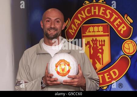 Soccer - FA Premiership Carling - Fabien Barthez signe pour Manchester United Banque D'Images