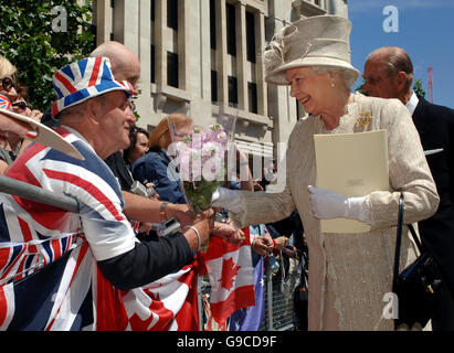 La reine Elizabeth II de Grande-Bretagne accepte des fleurs de Terry Hutt, fan royal, à l'extérieur de la cathédrale Saint-Paul, à Londres, après un service d'action de grâce en l'honneur de son 80e anniversaire. Banque D'Images