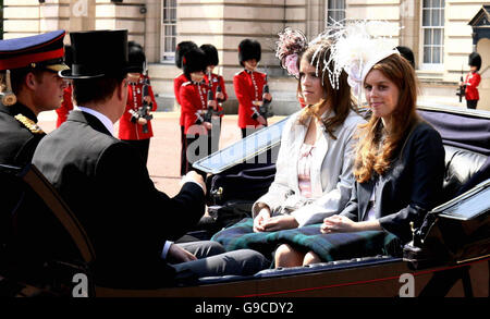 Le prince Harry est assis dans une voiture avec le duc d'York et ses filles Princess' Eugenie et Beatrice (droit) qu'ils quittent le palais de Buckingham, à Londres, à regarder la parade annuelle de la cérémonie des couleurs de la Grande-Bretagne en tant que la reine Elizabeth II célèbre ses 80 ans. ASSOCIATION DE PRESSE Photo, Photo date : Samedi 17 juin 2006. Plus de 1 100 soldats prendront part à l'assemblée annuelle de l'affichage coloré pompe et apparat. Voir PA histoire ROYAL Queen. Crédit photo doit se lire : Chris Young/WPA rota/PA. Banque D'Images