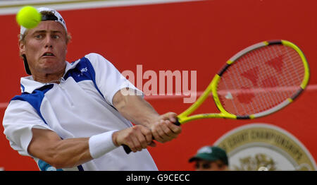 Lleyton Hewitt en Australie en action contre Tim Henman en Grande-Bretagne lors des championnats Stella Artois au Queen's Club de Londres. Banque D'Images