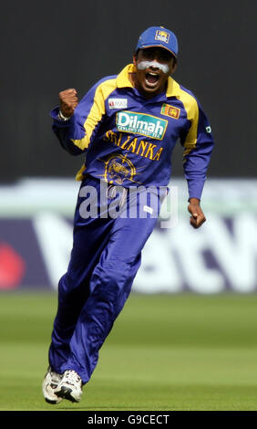 Au Sri Lanka, Mahela Jayawardene célèbre sa prise pour rejeter Kevin Pietersen en Angleterre lors du match international d'une journée de NatWest Series à Lord's, Londres. Banque D'Images