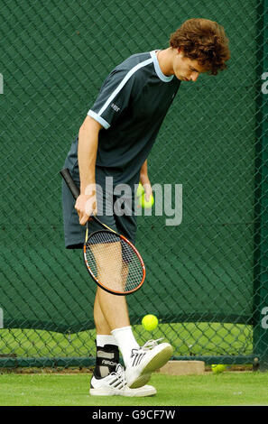 Andy Murray lors d'une séance d'entraînement en vue de l'ouverture des Red Letter Days au centre de tennis de la ville de Nottingham, à Nottingham. Banque D'Images