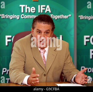 Jim Boyce, irish football association (ifa) le président, s'exprimant lors d'une conférence de presse à Belfast. Banque D'Images