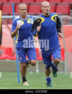 Football - coupe du monde 2006 de la Fifa - session d'entraînement en Suède - Cologne.Henrik Larsson (à gauche) et Fredrik Ljungberg en Suède lors d'une séance d'entraînement au stade de la coupe du monde de la FIFA, Cologne, Allemagne. Banque D'Images