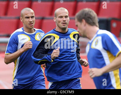 Henrik Larsson (à gauche) et Fredrik Ljungberg en Suède lors d'une séance d'entraînement au stade de la coupe du monde de la FIFA, Cologne, Allemagne. Banque D'Images