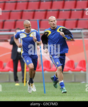 Football - coupe du monde 2006 de la Fifa - session d'entraînement en Suède - Cologne.Henrik Larsson (à gauche) et Fredrik Ljungberg en Suède lors d'une séance d'entraînement au stade de la coupe du monde de la FIFA, Cologne, Allemagne. Banque D'Images