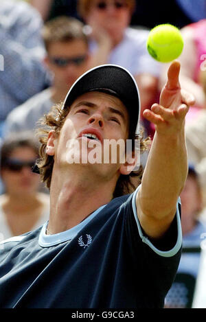 Andy Murray, de la Grande-Bretagne, en action contre Max Mirnyi du Bélarus lors des journées portes ouvertes en rouge au centre de tennis de la ville de Nottingham, à Nottingham. Banque D'Images