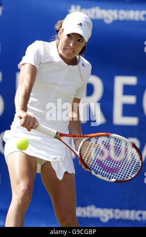 Justine Henin-Hardenne, de Belgique, retourne le ballon à Kveta Peschke, de la République tchèque, au cours du second tour de l'internationale directe de Hasting au parc Devonshire, à Eastbourne. Banque D'Images