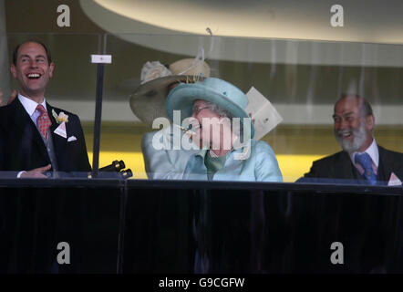 (De gauche à droite) : Le comte de Wessex, la princesse Michael de Kent (caché), la reine Elizabeth II et le Prince Michael de Kent partagent une blague sur le deuxième jour de courses à Royal Ascot. Banque D'Images