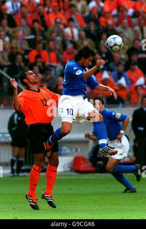 Alessandro Del Piero en Italie (r) bat Giovanni Van Bronckhorst en Hollande (l) à la bille Banque D'Images