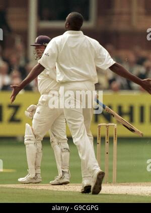 Courtney Walsh, le Bowler des Indes occidentales, célèbre après avoir eu l'Alec d'Angleterre Stewart attrapé par le gardien de cricket Ridley Jacobs Banque D'Images