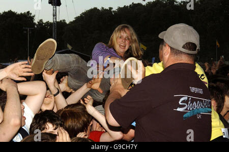 Surfeur de la foule au O2 Wireless Festival 2006, à Hyde Park, dans le centre de Londres. Banque D'Images