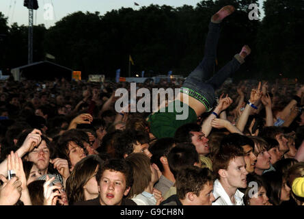 Festival sans fil O2.Surfeur de la foule au O2 Wireless Festival 2006, à Hyde Park, dans le centre de Londres. Banque D'Images