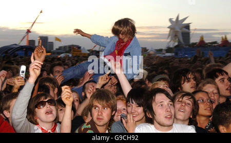 Surfeur de la foule au O2 Wireless Festival 2006, à Hyde Park, dans le centre de Londres. Banque D'Images