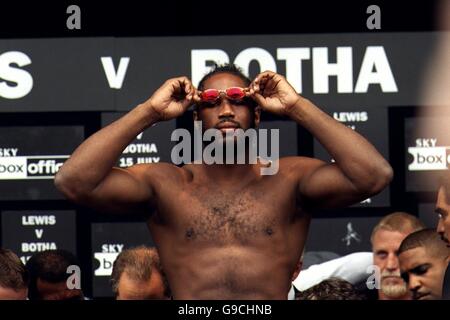 Boxe - Championnat du monde de poids lourd - Lennox Lewis / François Botha - Conférence de presse.Le champion poids lourd Lennox Lewis prend ses lunettes de soleil alors qu'il se tient sur la balance pendant le Weigh In à Covent Garden, Londres Banque D'Images