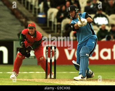 Cricket - série NatWest Tournoi triangulaire - Angleterre / Zimbabwe. Graeme Hick (r), en Angleterre, remporte la course Banque D'Images