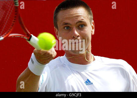 Robin Soderling de Suède en action contre Richard Gasquet de France lors de la demi-finale des Red Letter Days Open au centre de tennis de la ville de Nottingham, à Nottingham. Banque D'Images